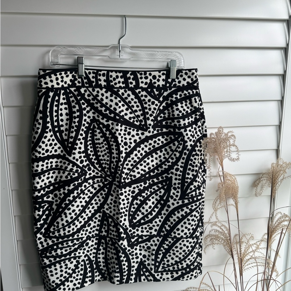 Ann Taylor Black and White Leaf Print Pencil Skirt